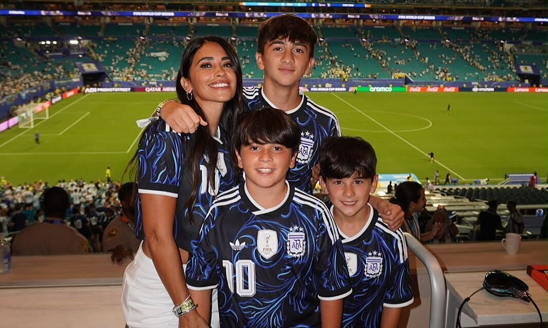 Vợ Messi cổ vũ cuồng nhiệt sau chiến thắng kịch tính: Cơ hội trải nghiệm RR88 chính thức - hình ảnh - vnrr88.vip Vợ Messi cổ vũ cuồng nhiệt sau chiến thắng kịch tính: Cơ hội trải nghiệm RR88 chính thức - hình ảnh - vnrr88.vip