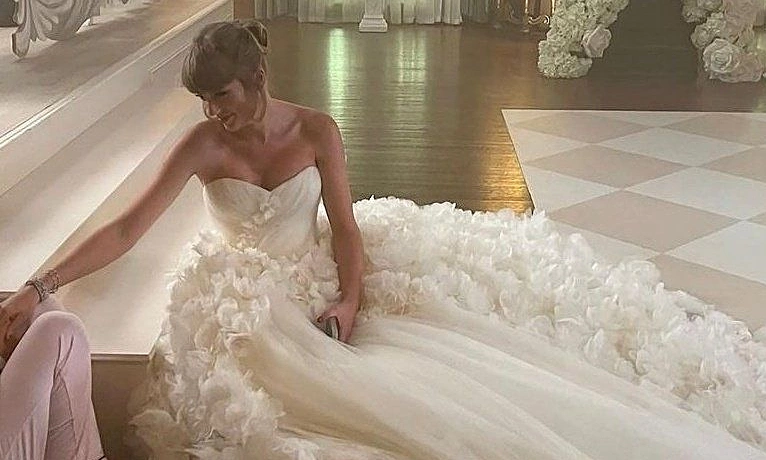 Taylor Swift diện đầm cưới Dior trong hôn lễ với Travis Kelce - hình ảnh - vnrr88.vip